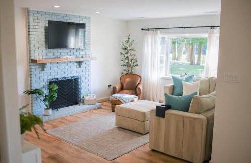 Annapolis Villa | Annapolis Charm Waterfront Getaway Near USNA - FISH & CRAB from your PRIVATE PIER!