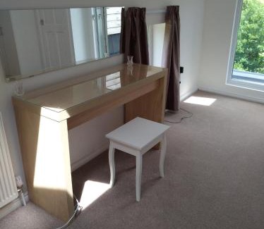 Coed-Y-Paen Apartment | Annexe in rural idyll close to historical site