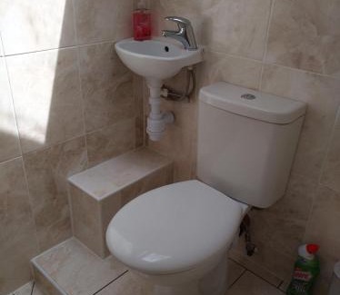 Coed-Y-Paen Apartment | Annexe in rural idyll close to historical site