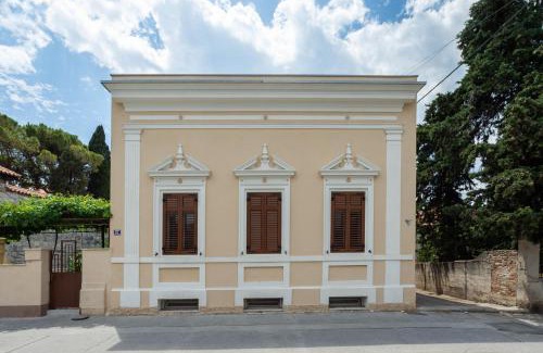 Split Villa | Antique Garden Villa