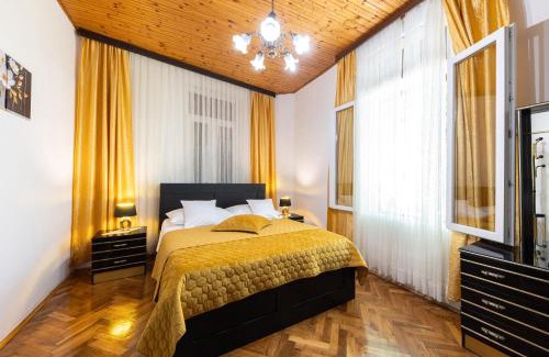 Split Villa | Antique Garden Villa