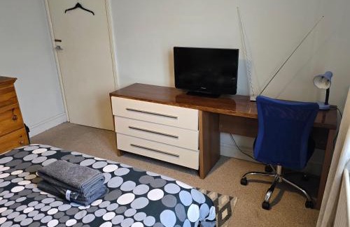 Bensham Manor House | Antonio's large double bedroom