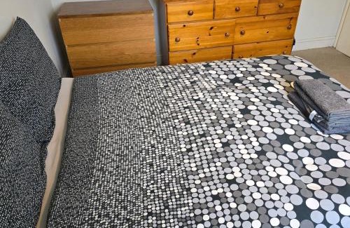 Bensham Manor House | Antonio's large double bedroom