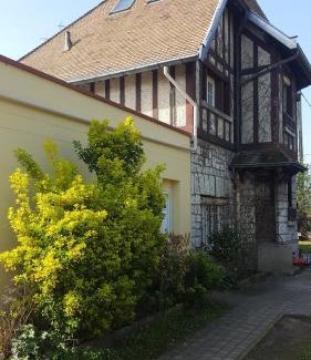 Melun Apartment | Apakabar Homestay, Gîte 6 personnes, proche gare Melun, parking privé