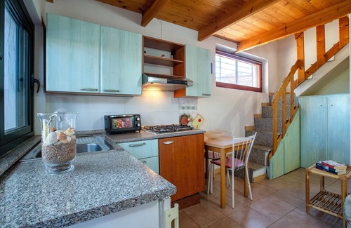 Paduledda Apartment | Apartment 'Monolocale' with Sea View, Private Garden and Air Conditioning