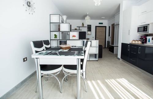 Mamaia-Sat Apartment | Apartament Alezzi Black&White 3
