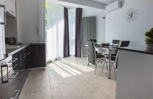 Mamaia-Sat Apartment | Apartament Alezzi Black&White 3