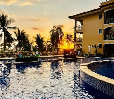 Barrio Los Villalobos Apartment | Apartamento de Lujo en Playa Jacó, Frente al Mar, Wifi, AC, Parqueo Privado y Piscinas