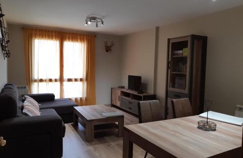Sallent de Gallego Apartment | Apartamento familiar con vistas y garage La Portiecha
