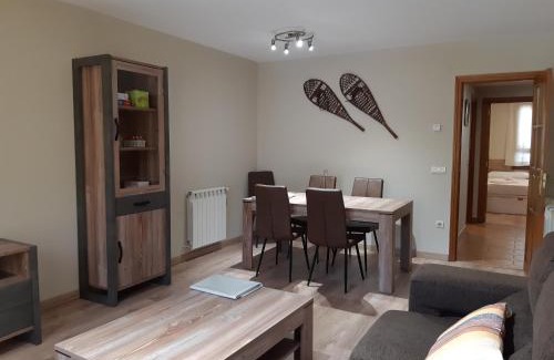 Sallent de Gallego Apartment | Apartamento familiar con vistas y garage La Portiecha