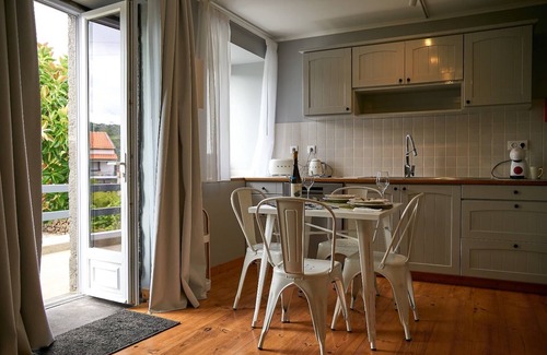 Biscoitos Apartment | Apartamento Familiar nos Biscoitos com Vinhas e Vista Para a Montanha!