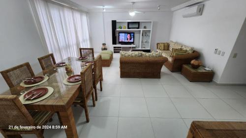 Pitangueiras Apartment | Apartamento pé na areia Guarujá 3 quartos 3 banheiros sala cozinha equipada