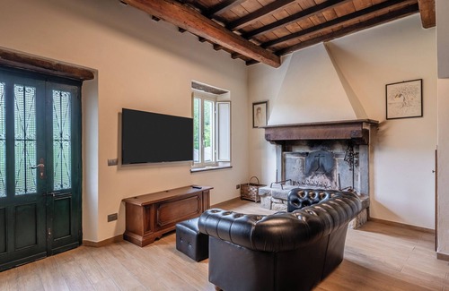 Verrucole Apartment | Apartment "Casa Fontana" with Private Garden & Wi-Fi