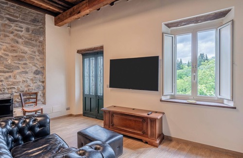 Verrucole Apartment | Apartment "Casa Fontana" with Private Garden & Wi-Fi