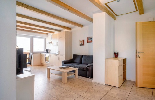 Termeno Sulla Strada del Vino Apartment | Apartment 'Kastelaz' with Mountain View, Shared Garden and Wi-Fi