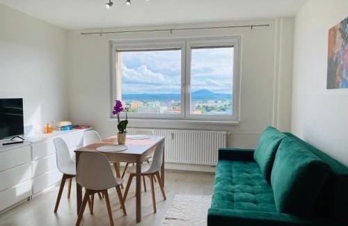 Ceska Lipa Apartment | Apartman JakoDoma Zelený Gauč hlídané PARKOVÁNÍ u domu ZDARMA