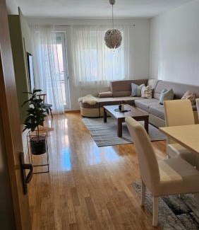Canton 10 Apartment | Apartman Pati