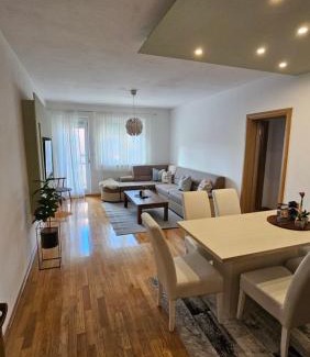 Canton 10 Apartment | Apartman Pati