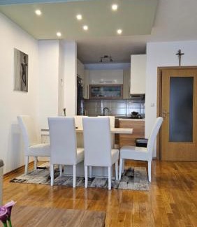 Canton 10 Apartment | Apartman Pati