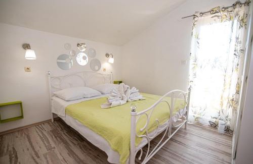 Grebastica Apartment | Apartmani "Mary"