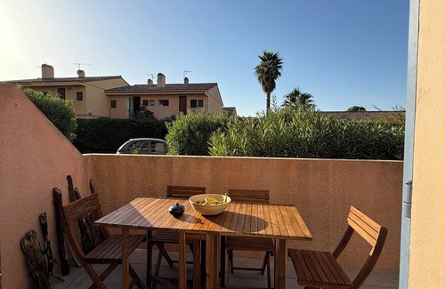Saint-Mandrier-sur-Mer Apartment | Apartment Les embruns, 1 min from the beach with sea-view terrace.