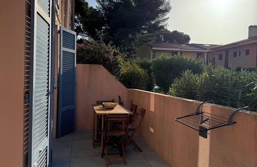Saint-Mandrier-sur-Mer Apartment | Apartment Les embruns, 1 min from the beach with sea-view terrace.