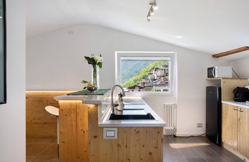 Valtellina Apartment | Apartment 'Leuscc' with Mountain View, Wi-Fi and Air Conditioning