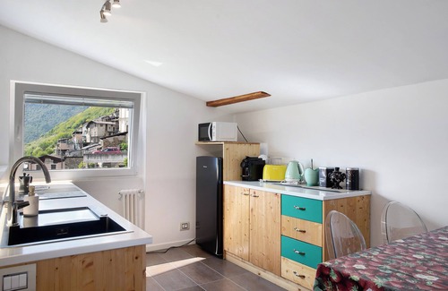 Valtellina Apartment | Apartment 'Leuscc' with Mountain View, Wi-Fi and Air Conditioning