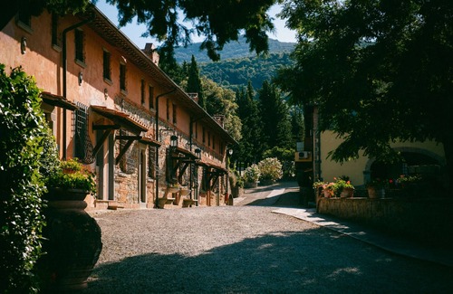 San Donato in Fronzano Apartment | Apartment '08 B Fattoria Degli Usignoli' with Shared Pool, Wi-Fi and Air Conditioning