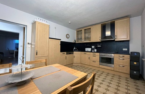 Buscheich Apartment | Apartment 1 - EG - Max. 8 Pers. - 120m² - mit Balkon - Eifelurlaub mit Panoramablick: Geräumige