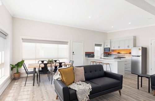 Carpenter Rocks Apartment | Apartment 1 - Luxury Apartment & Rooms - Free Wifi - Close To Beach