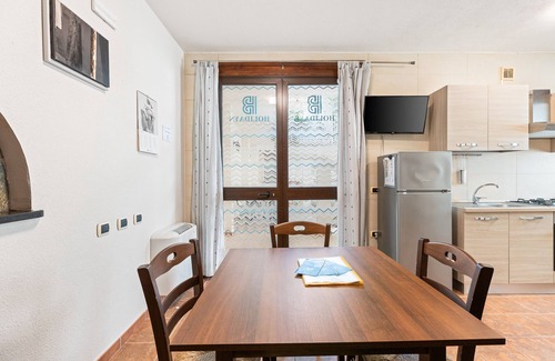 Cabras Apartment | Apartment '2' with Shared Garden, Wi-Fi and Air Conditioning