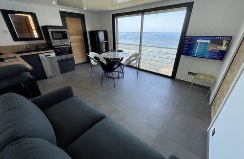 Miomo House | Apartment ALL COMFORT, TERRACE and DIRECT SEA ACCESS, FEET IN THE WATER
