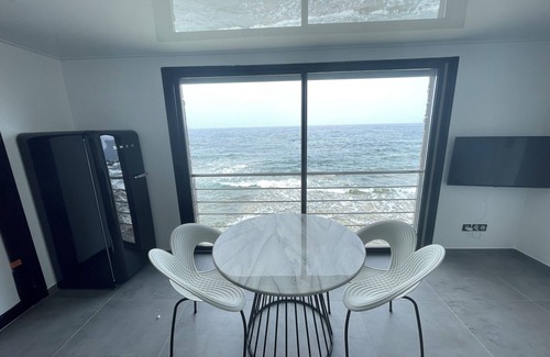 Miomo House | Apartment ALL COMFORT, TERRACE and DIRECT SEA ACCESS, FEET IN THE WATER