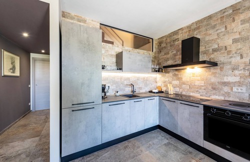 Soiano del Lago Apartment | Apartment 'Abaye 5 Barolo - Charm' with Lake View, Wi-Fi and Air Conditioning