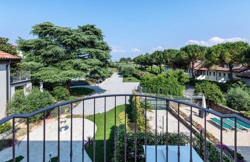 Soiano del Lago Apartment | Apartment 'Abaye 5 Barolo - Charm' with Lake View, Wi-Fi and Air Conditioning