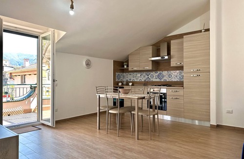 Piazza-Tralia-Pendolo Apartment | Apartment 'Alba E Tramonto' with Mountain View, Wi-Fi and Air Conditioning