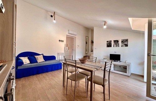 Piazza-Tralia-Pendolo Apartment | Apartment 'Alba E Tramonto' with Mountain View, Wi-Fi and Air Conditioning