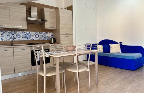 Piazza-Tralia-Pendolo Apartment | Apartment 'Alba E Tramonto' with Mountain View, Wi-Fi and Air Conditioning