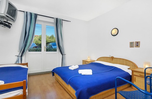 Gdinj Apartment | Apartment Ana - 5 m from beach: R6-17(3) - Cove Pokrivenik, Island Hvar, Croatia