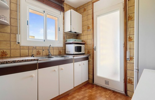Segur de Calafell Apartment | Apartment 'Apartamento Segur Calafell' with Sea Views, Shared Pool and Wifi