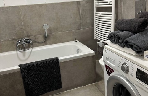 Duisburg Sud Apartment | Apartment 'Apartement Kingsize 2' with Shared Terrace and Wi-Fi