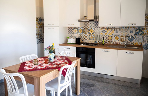 Montecorice Apartment | Apartment 'Appartamento Vite Vista Piscina' with Sea View, Wi-Fi and Air Conditioning