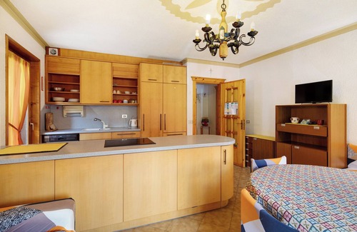 San Rocco Apartment | Apartment 'Appartamento Edelweiss' with Mountain View, Shared Garden and Wi-Fi