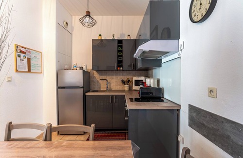 Uzes Apartment | Apartment 'Appartement Des Cedres' with Private Terrace, Wi-Fi and Air Conditioning