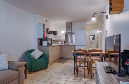 Valence Apartment | Apartment 'Au Epicéah, Logement À La Campagne' with Mountain View, Wi-Fi and Air Conditioning