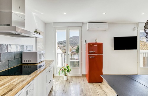 Llanca Apartment | Apartment 'Ca La Maca Mediterrani' with Mountain View, Wi-Fi and Air Conditioning