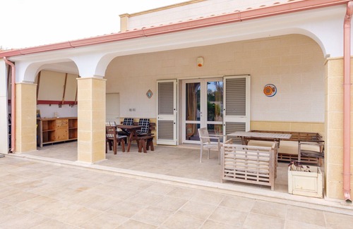 Casalabate House | Apartment 'Casa Azzurra 107m Dal Mare' with Private Garden and Air Conditioning