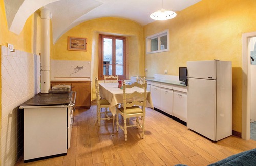 Bormio Apartment | Apartment 'Casa Bianca' with Mountain View