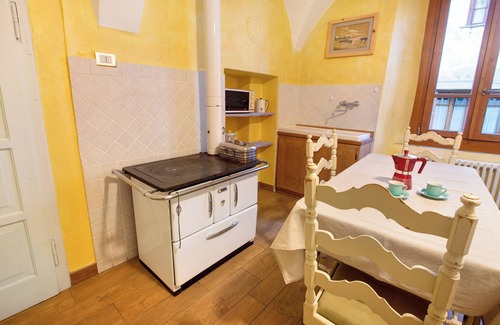 Bormio Apartment | Apartment 'Casa Bianca' with Mountain View